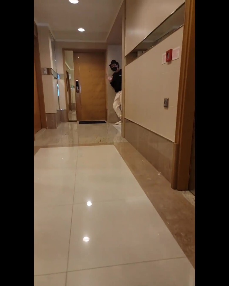 陳豪站在遠遠的望著老婆。