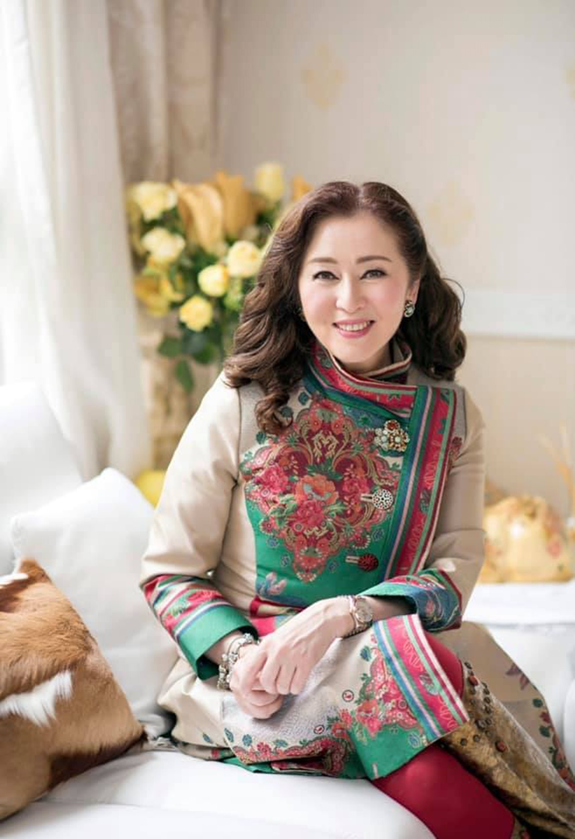 她還致力於參與公關、顧問、社交、禮儀等教育發展及公共事業等。