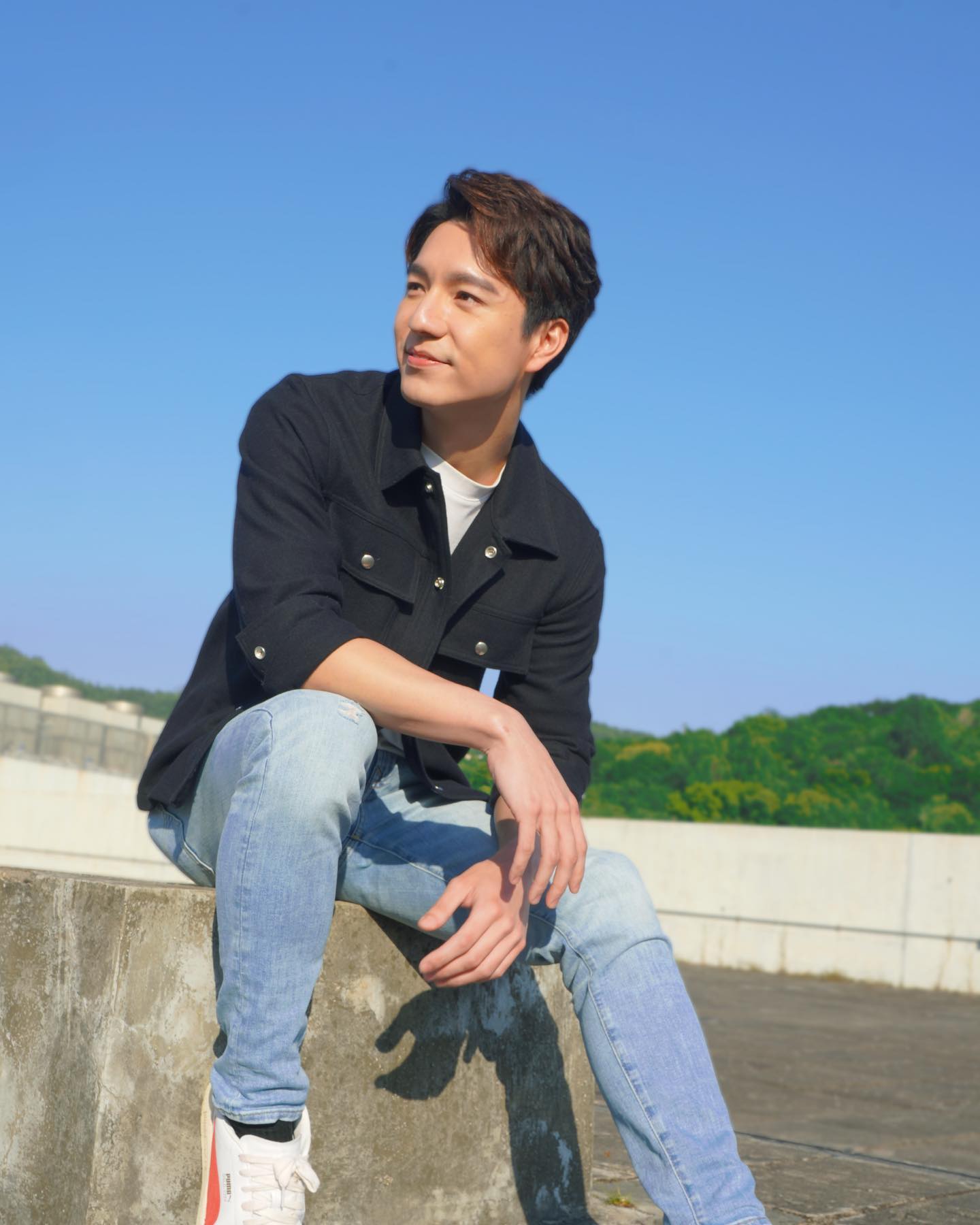 吳偉豪由細到大就讀國際學校Island School（港島中學），因此能說一口流利的英文。