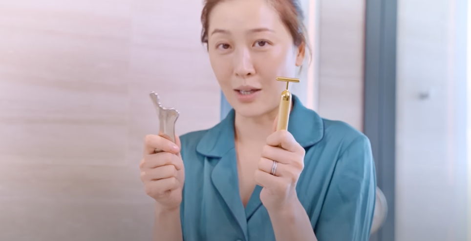 周勵淇習慣每天早上使用刮痧板為面部通淋巴,由下巴位置推向至耳背,再沿頸側向下推。