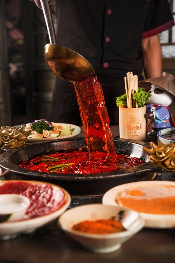 吃火鍋當然少不了沾醬，像是沙茶醬、豆瓣醬、花生醬等都是隱藏的「熱量」來源。