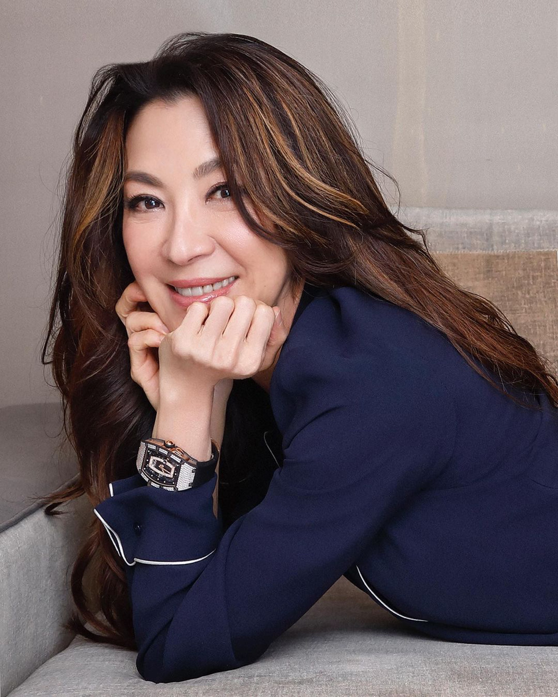 楊紫瓊主演的口碑電影《奇異女俠玩救宇宙》，由去年上映至今已在全球多個頒獎禮上橫掃殊榮，楊紫瓊憑該片奪得了多個女主角獎項.