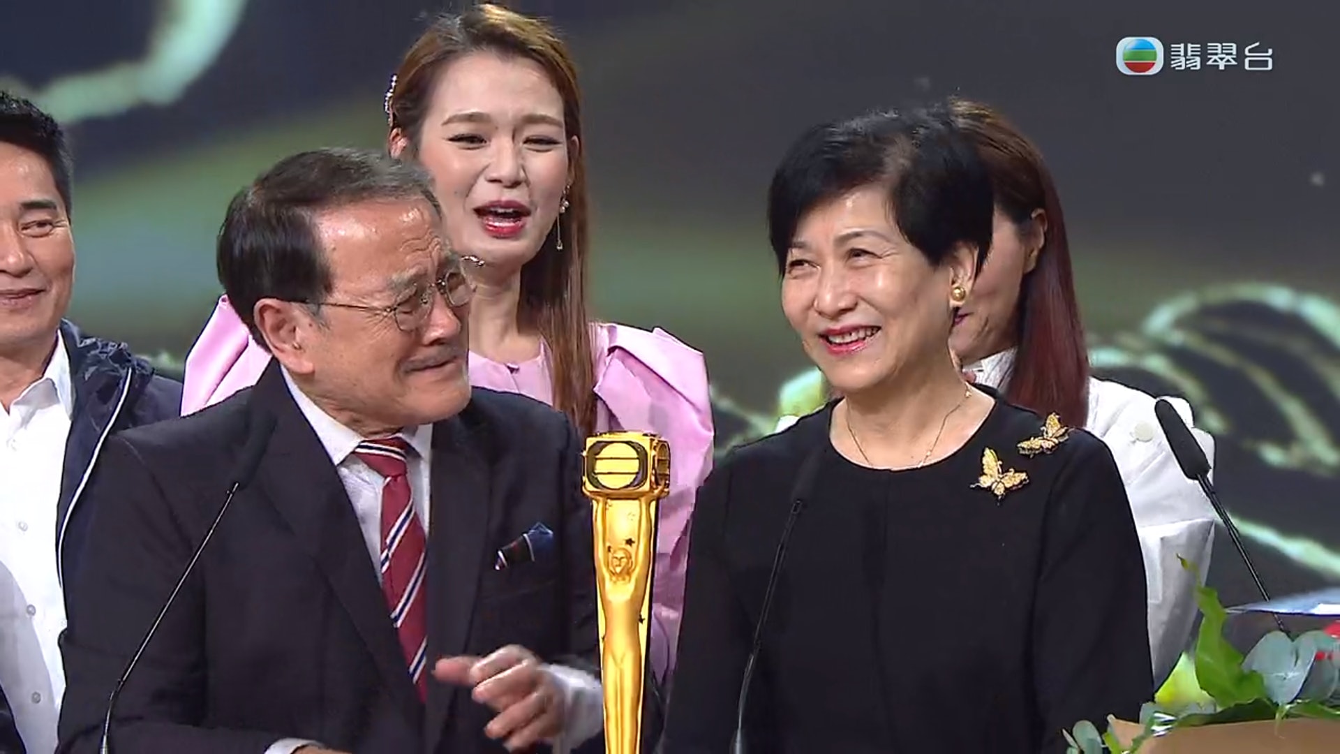 萬千光輝演藝大獎由助理總經理曾勵珍(珍姐)奪得