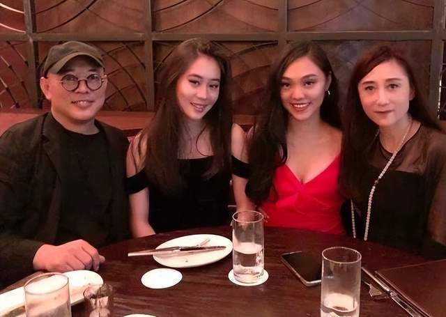 李連杰一家四口好幸福。