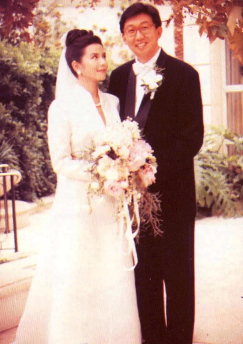 鍾楚紅在1991年嫁給廣告才子朱家鼎。