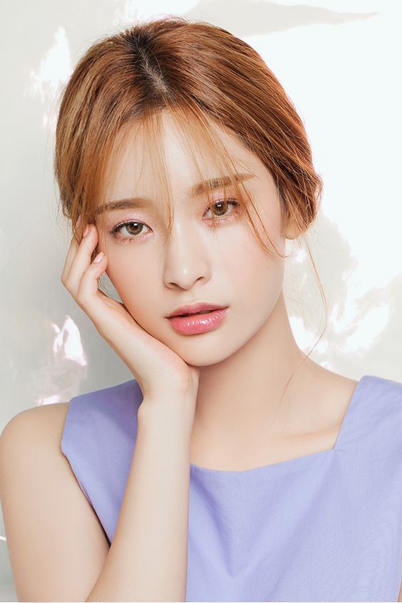 年輕人喝水較少，身體缺水會令皮膚及嘴唇黏膜乾燥，是令嘴唇乾的其中一個原因。