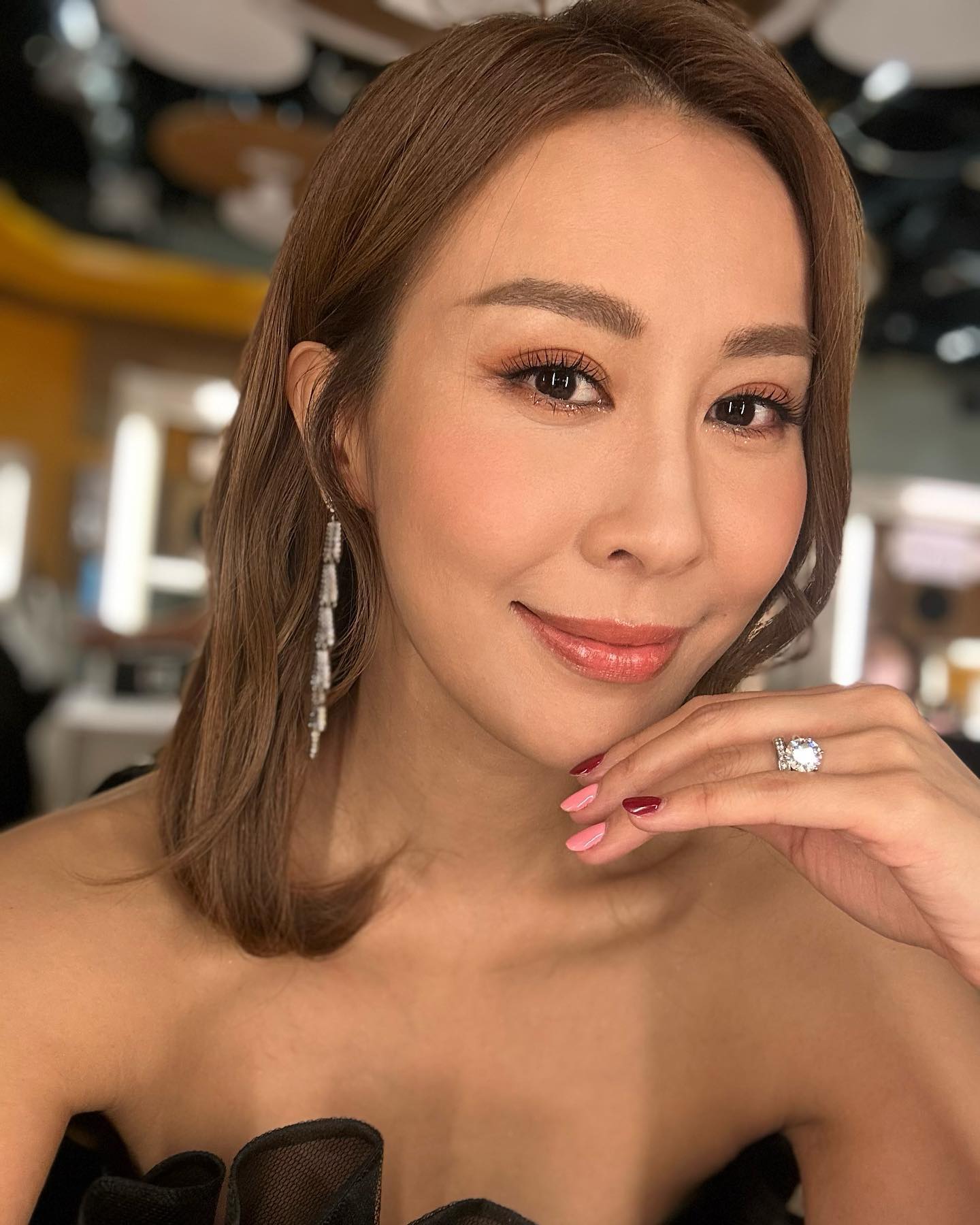 曹敏莉貴氣十足。