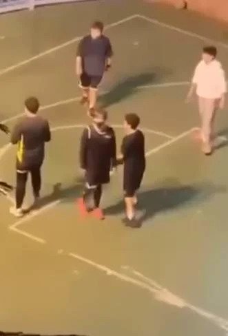 有網民發現身穿黑色運動衫的姜濤打籃球。