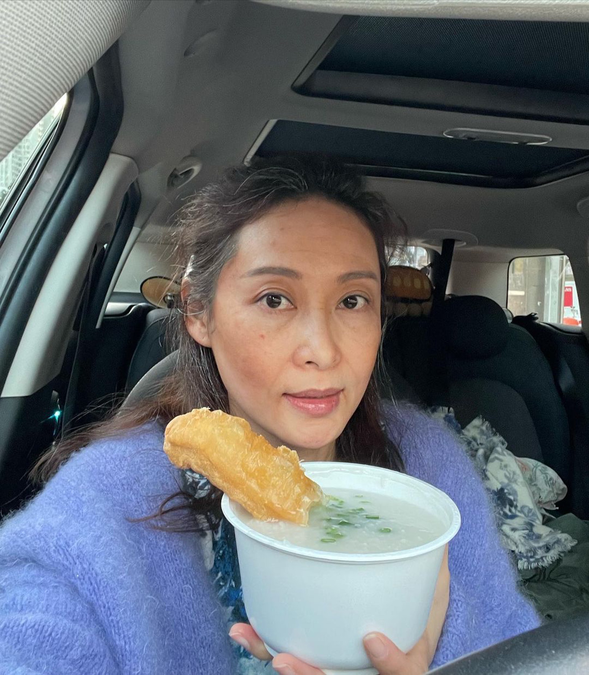 楊卓娜不但驚現超大眼袋,臉部皺紋及老人斑盡現,還有法令紋,瞬間老了20年!