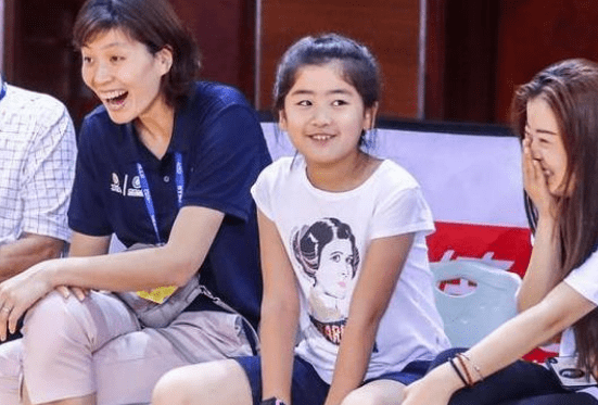 姚明12歲女兒繼承巨人基因。