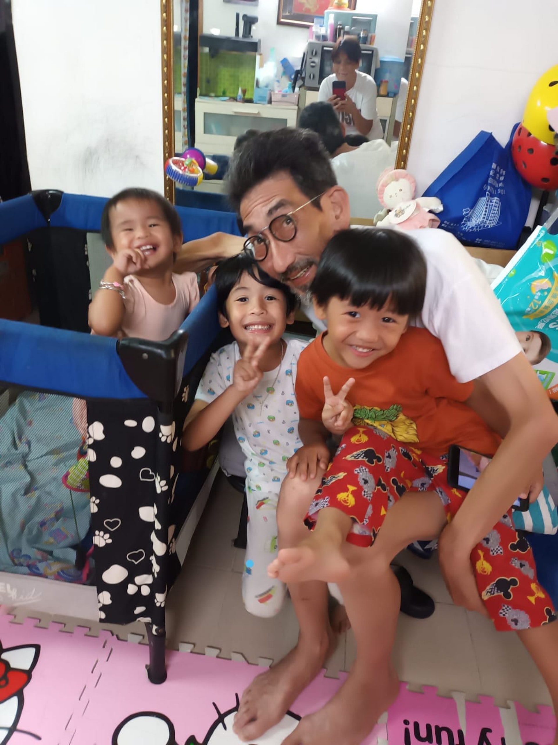 兩人日久生情於1992年結婚，並誕下一子。兩人多年來恩愛如昔，車保羅亦感激太太的不離不棄及悉心照顧。