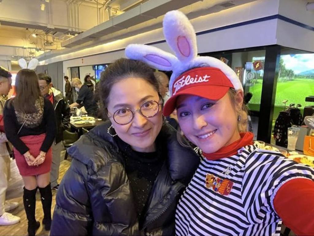 邵美琪依然明艷照人。