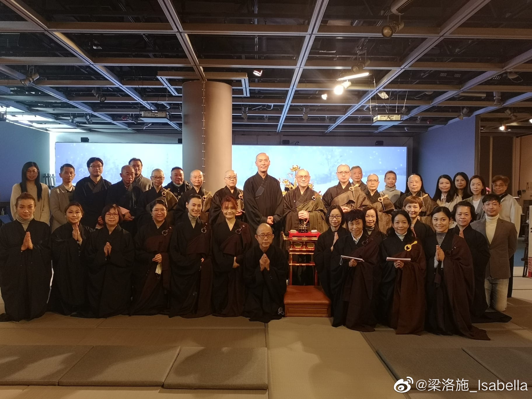 誠心禮佛跪地合照無架子