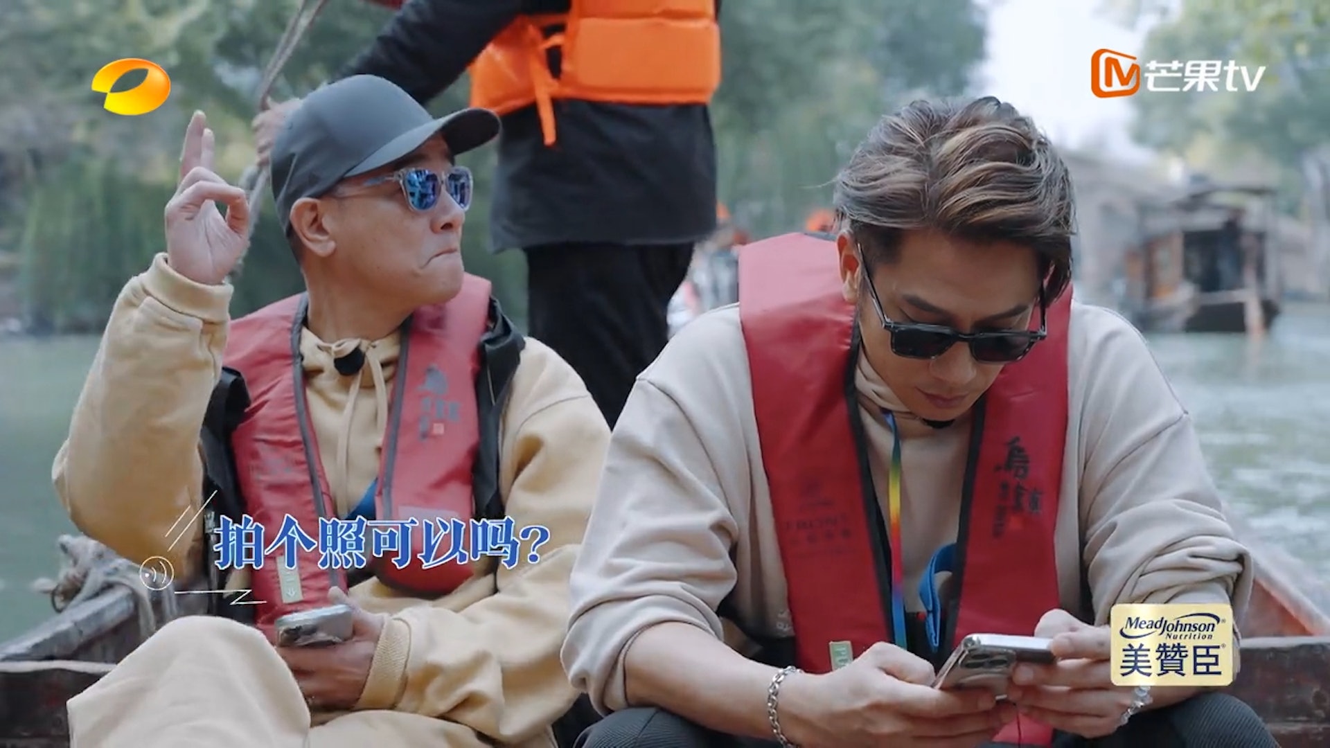 陳小春一邊和路人熱情地打招呼,一邊唱著歌。