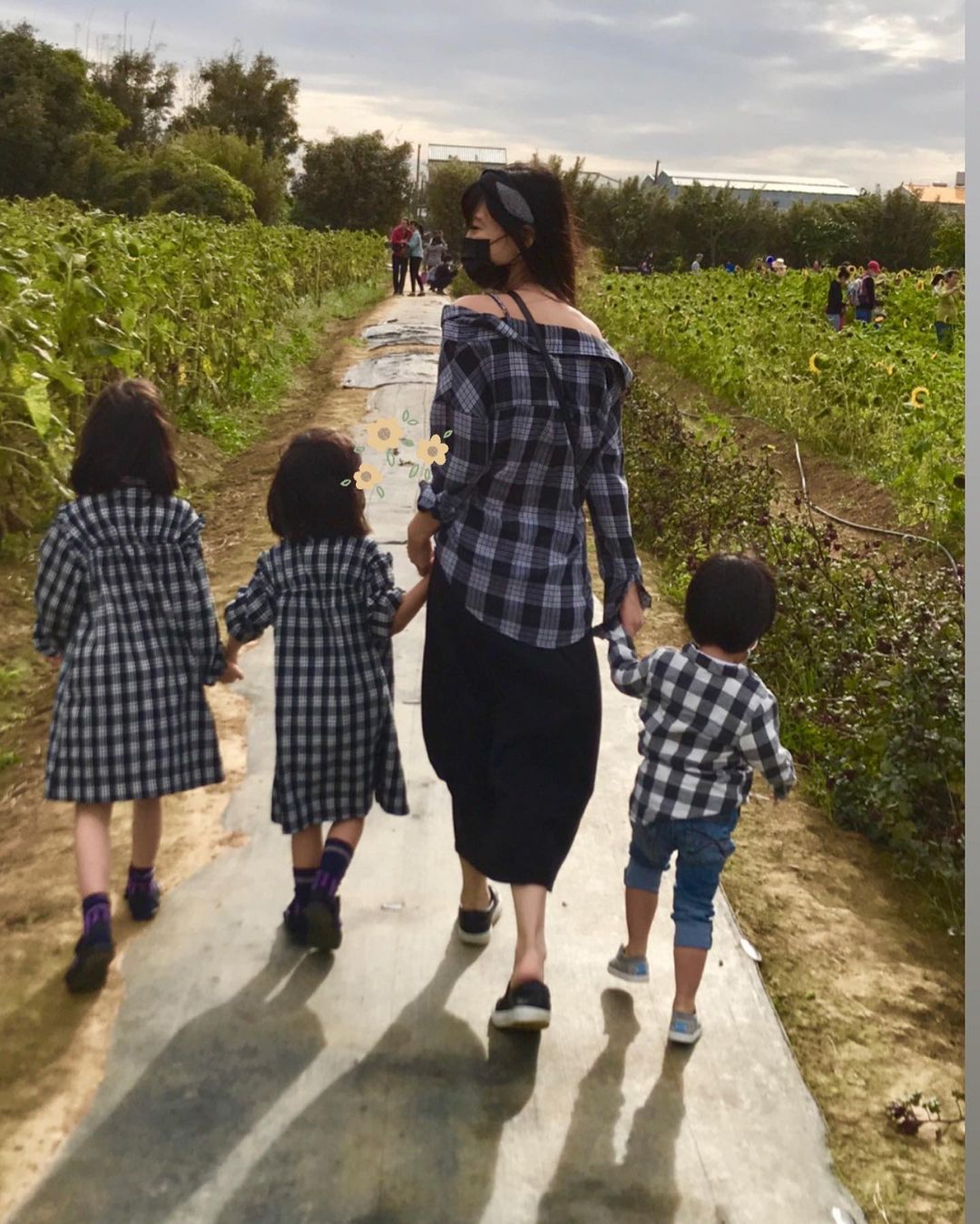 李靚蕾獨力照顧3名子女