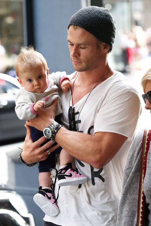 BB在他手中簡直像是「在拿墨西哥捲餅」一樣迷你