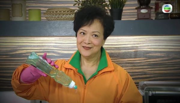 在「思遠影業公司」擔任化妝師。