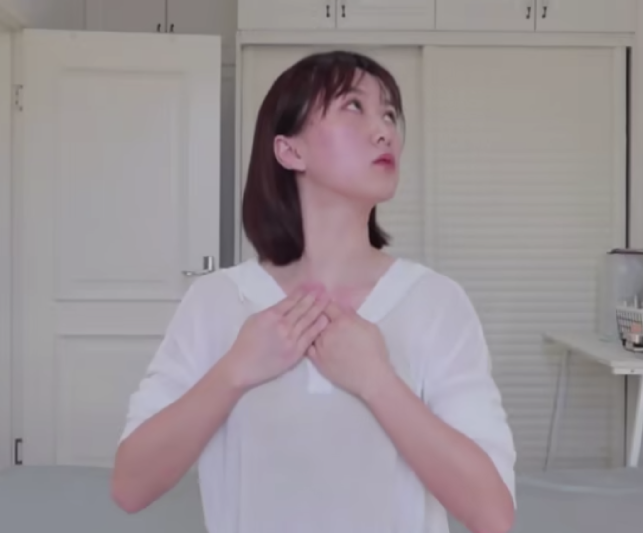 然後抬頭上仰45度,左右各兩次。