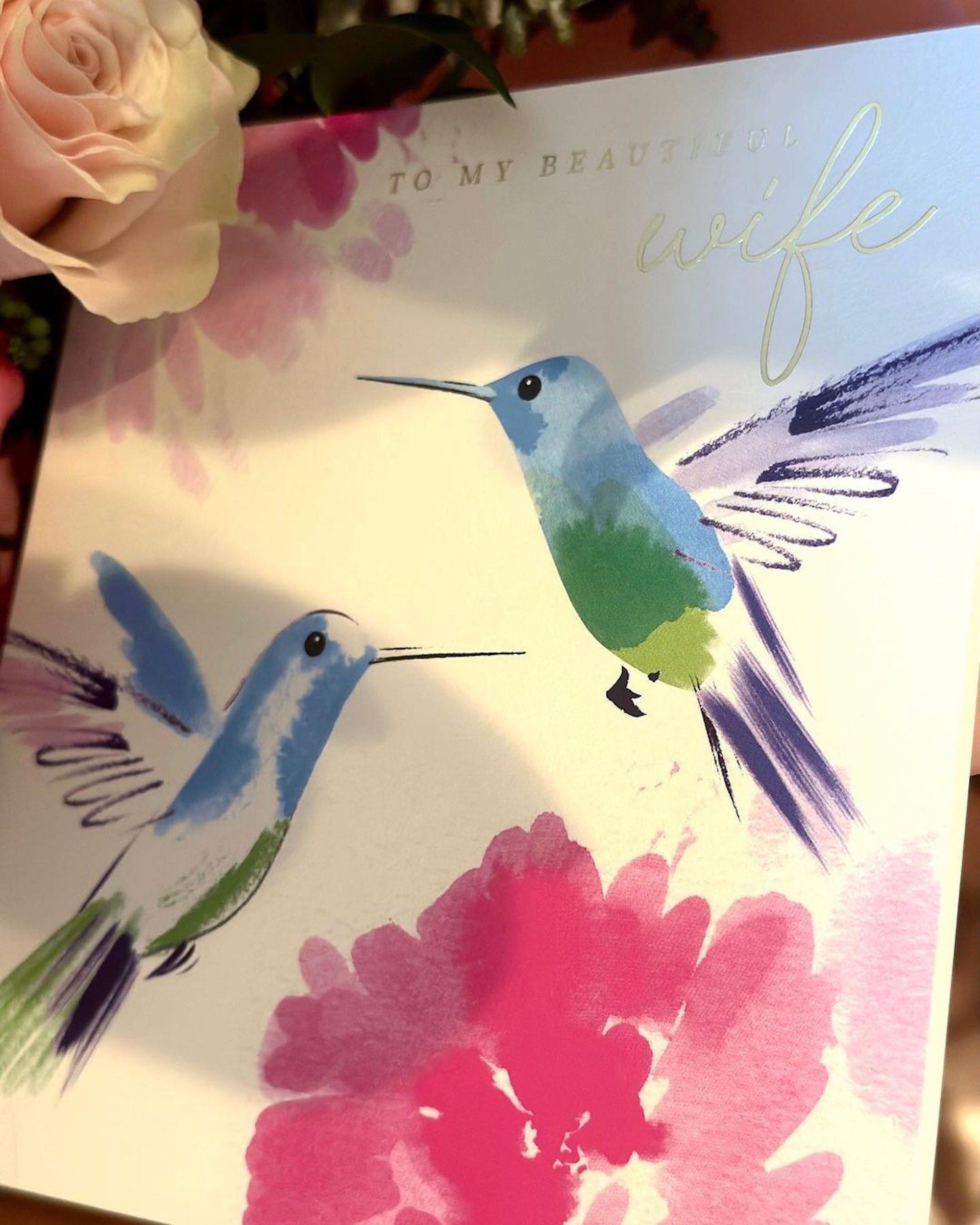隨花附上的卡片上寫着「To my beautiful wife。」