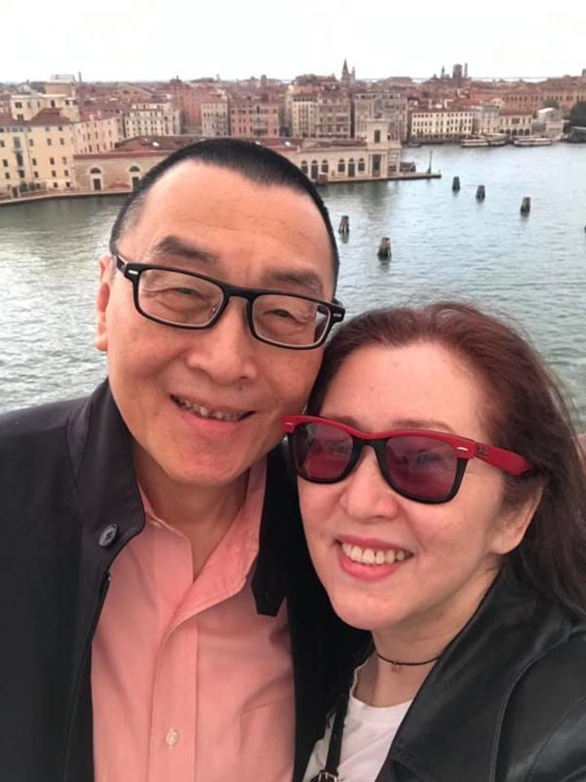 張瑪莉算得上事業愛情兩得意。她在演藝圈發展了一段時間便巧遇良緣。