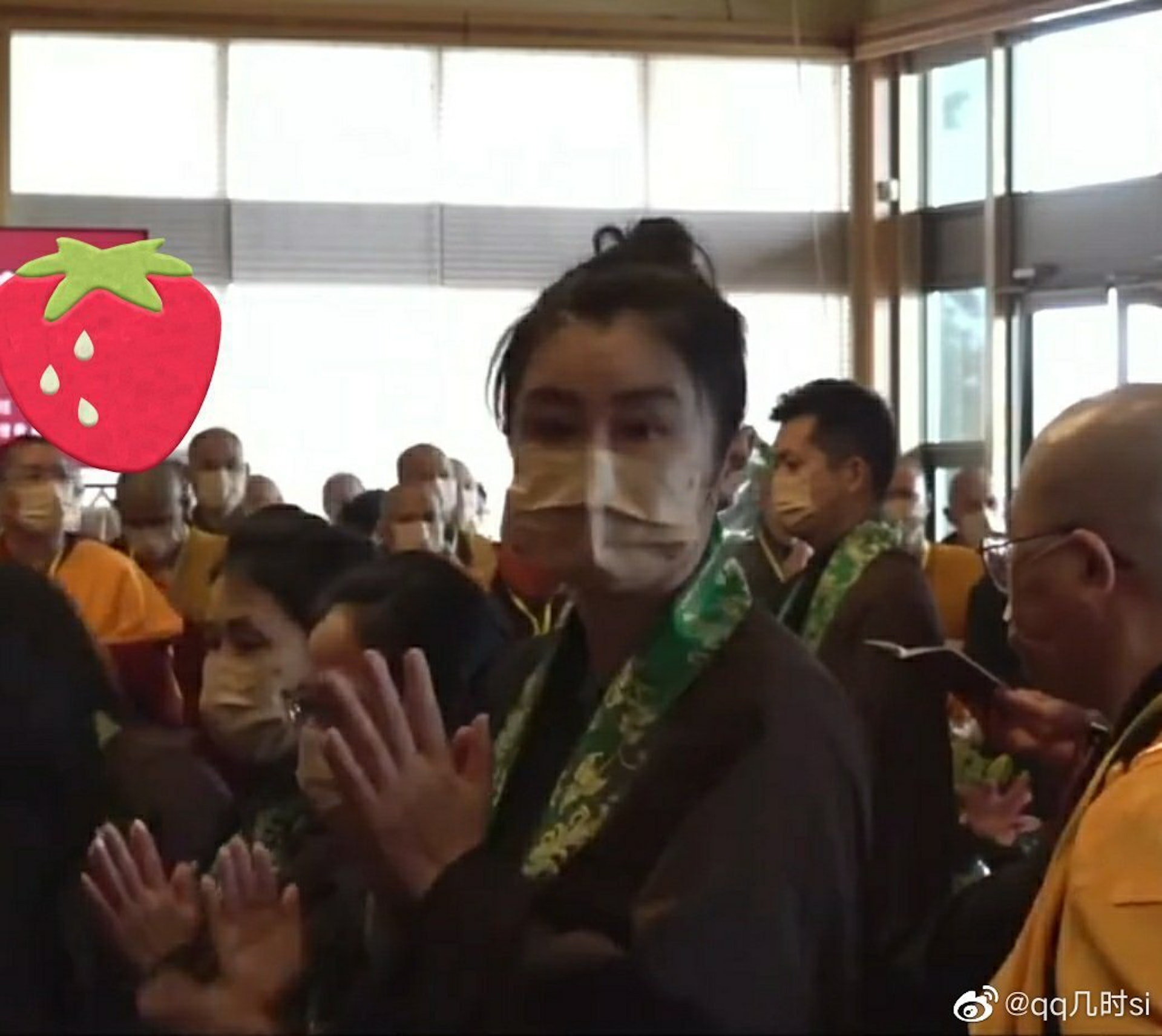 有網民直擊王祖賢身穿海青禮佛參加法會。