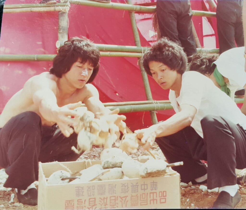 另一藝名則為「李岡龍」皆因希望好似李小龍、成龍等人般走紅,於是添加「龍」字作寄意。