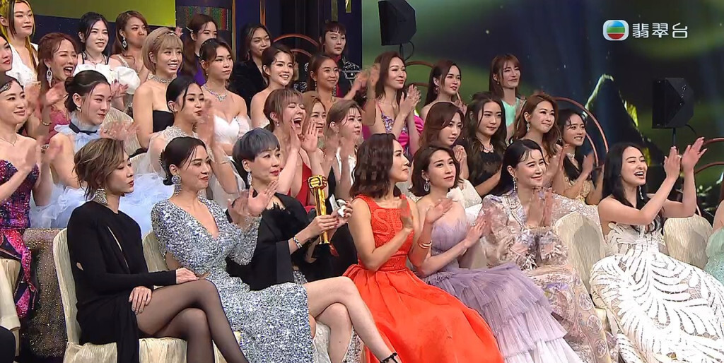 當周嘉洛講獲獎感言時，胡定欣的表情耐人尋味，更不拍手支持對方。