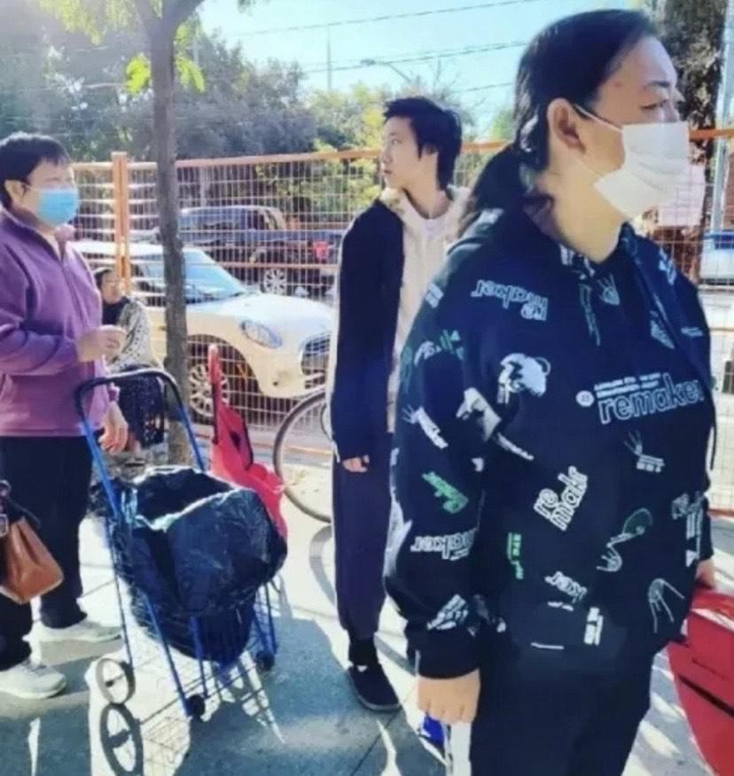 吳卓林多次被網民捕獲在街上拾荒