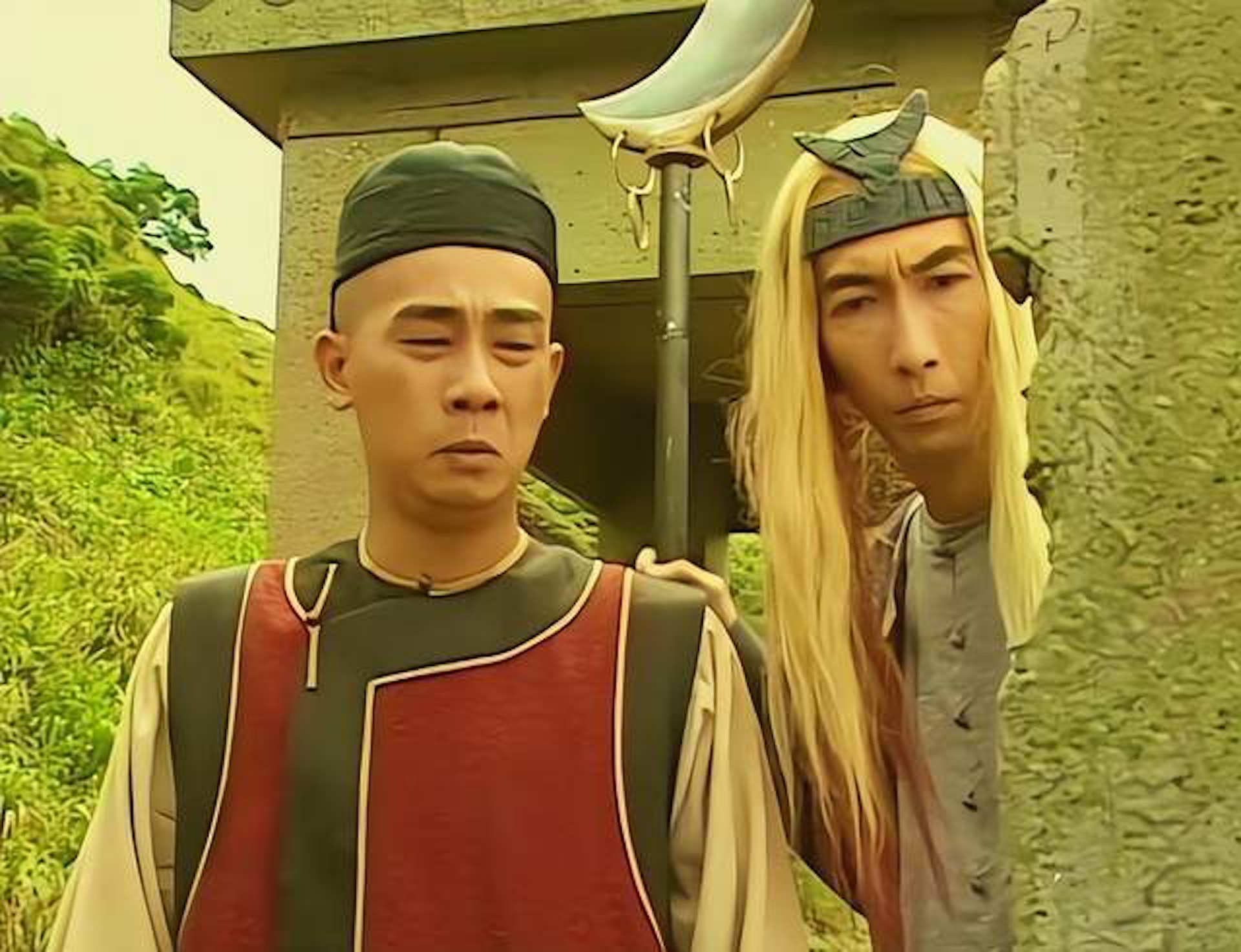 1998年他轉投無綫，憑藉《鹿鼎記》中「胖頭陀」一角讓人留下深刻印象。