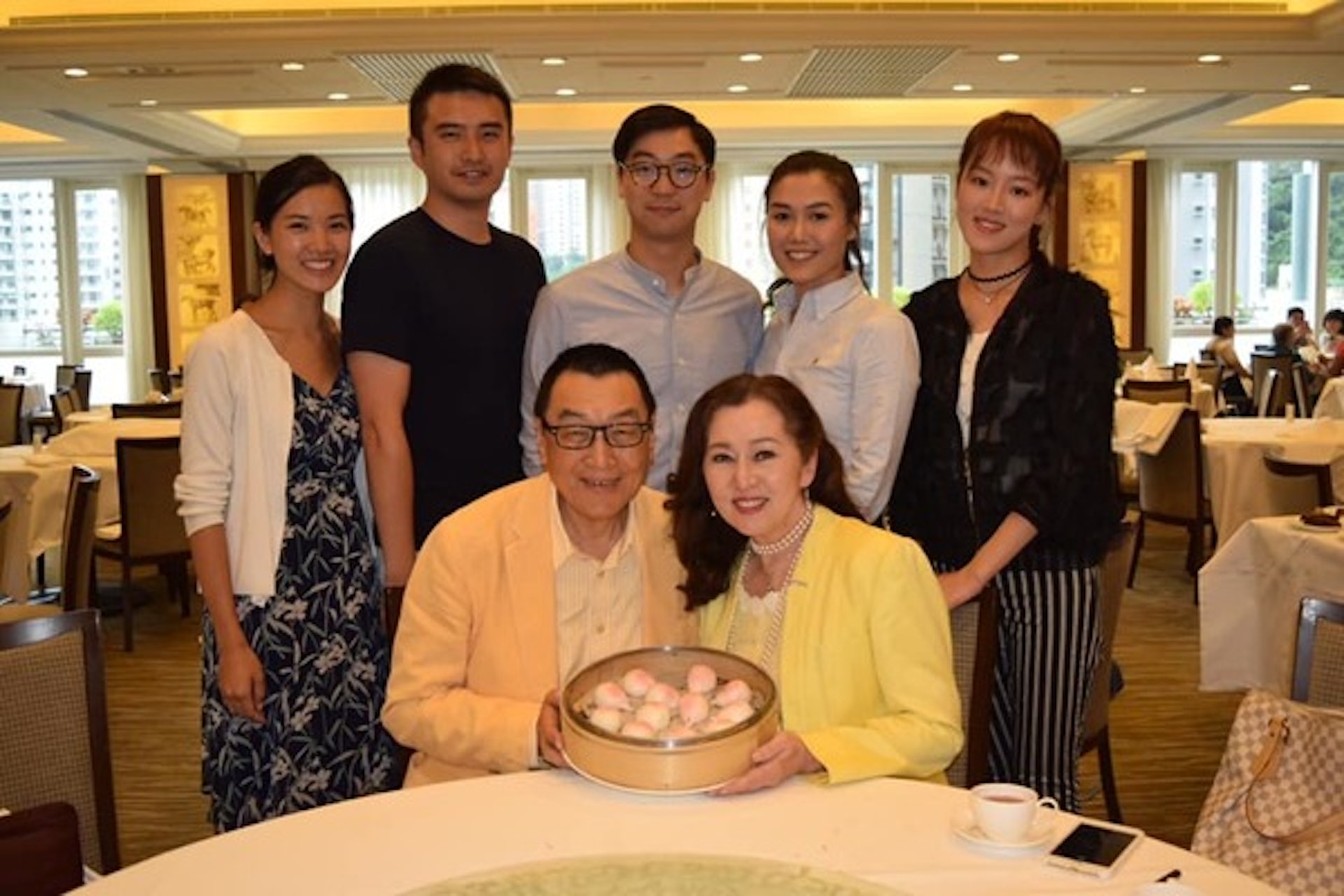 她在美國一場佈道會遇到了現任丈夫余文平。