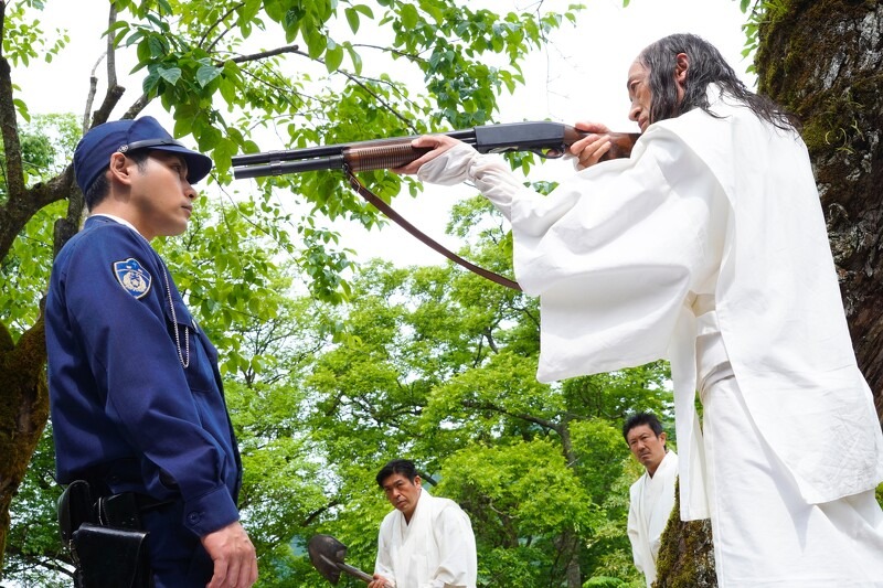 《噬亡村》由片山慎三擔任執導