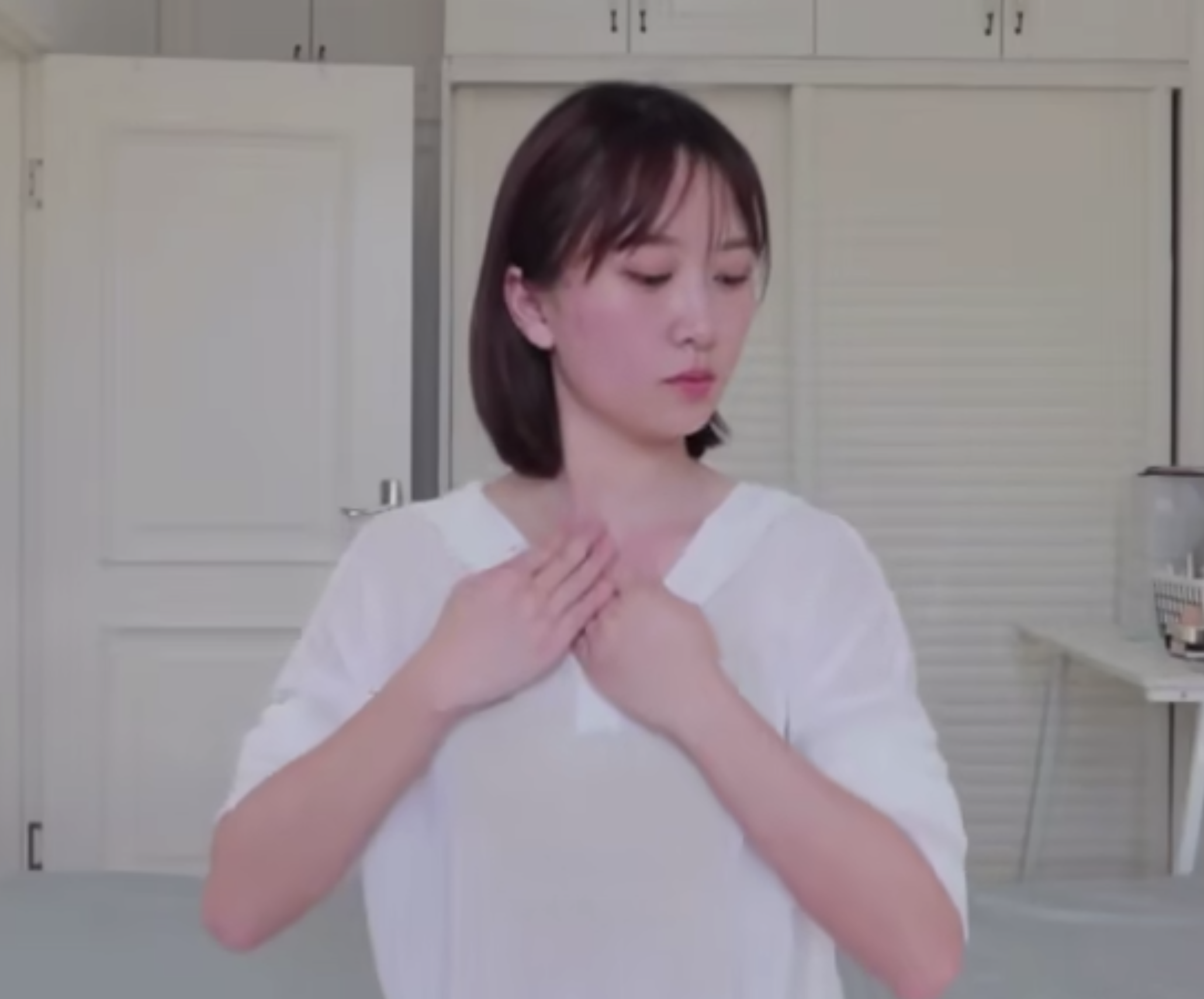 首先將頭向右轉,找出突起的胸鎖乳突肌,並按壓著它的連接點。