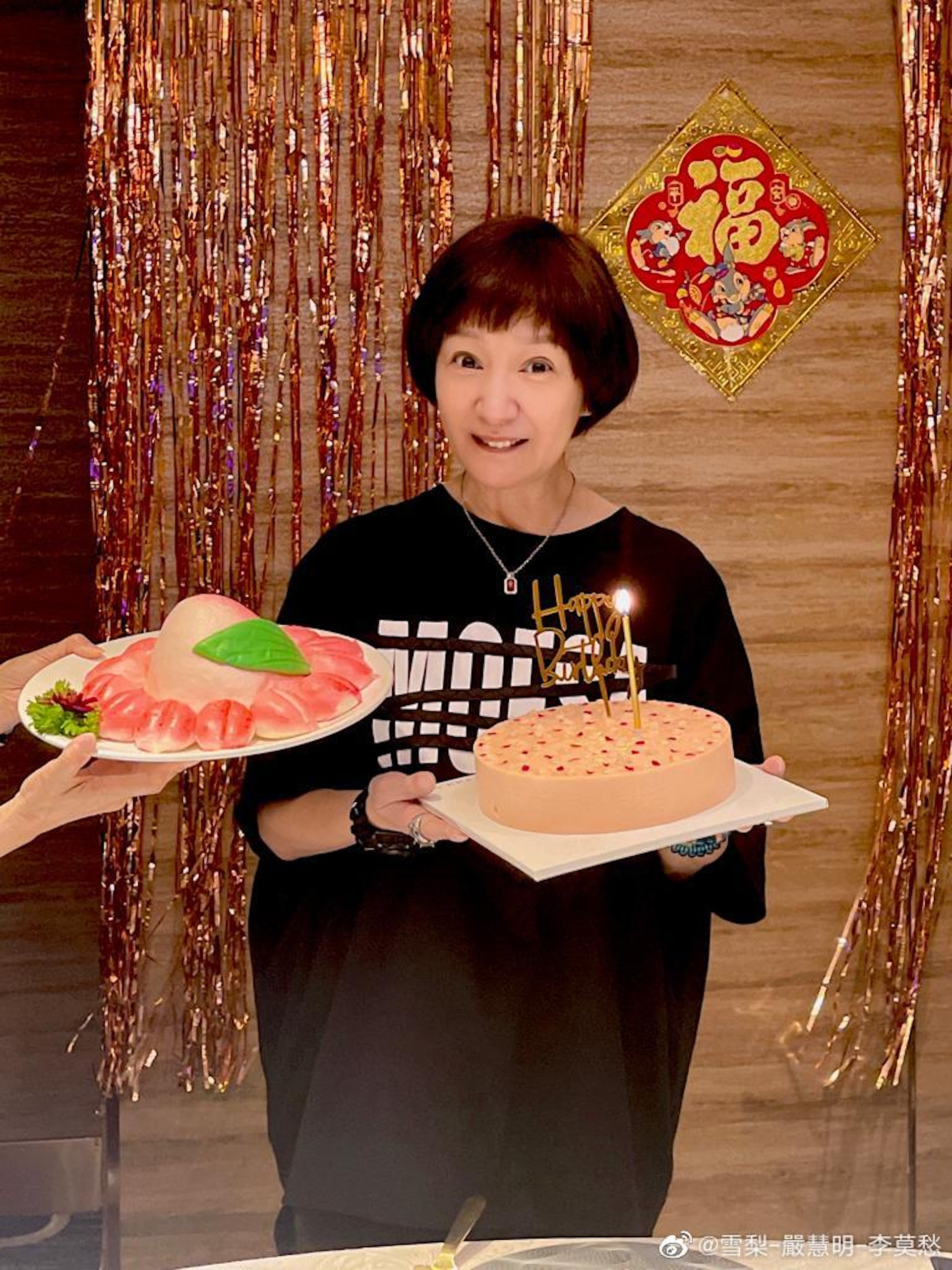 雪梨近年已鮮少參與幕前演出，深居簡出，身形消瘦的她不復過往亮麗形象，難掩歲月痕跡。