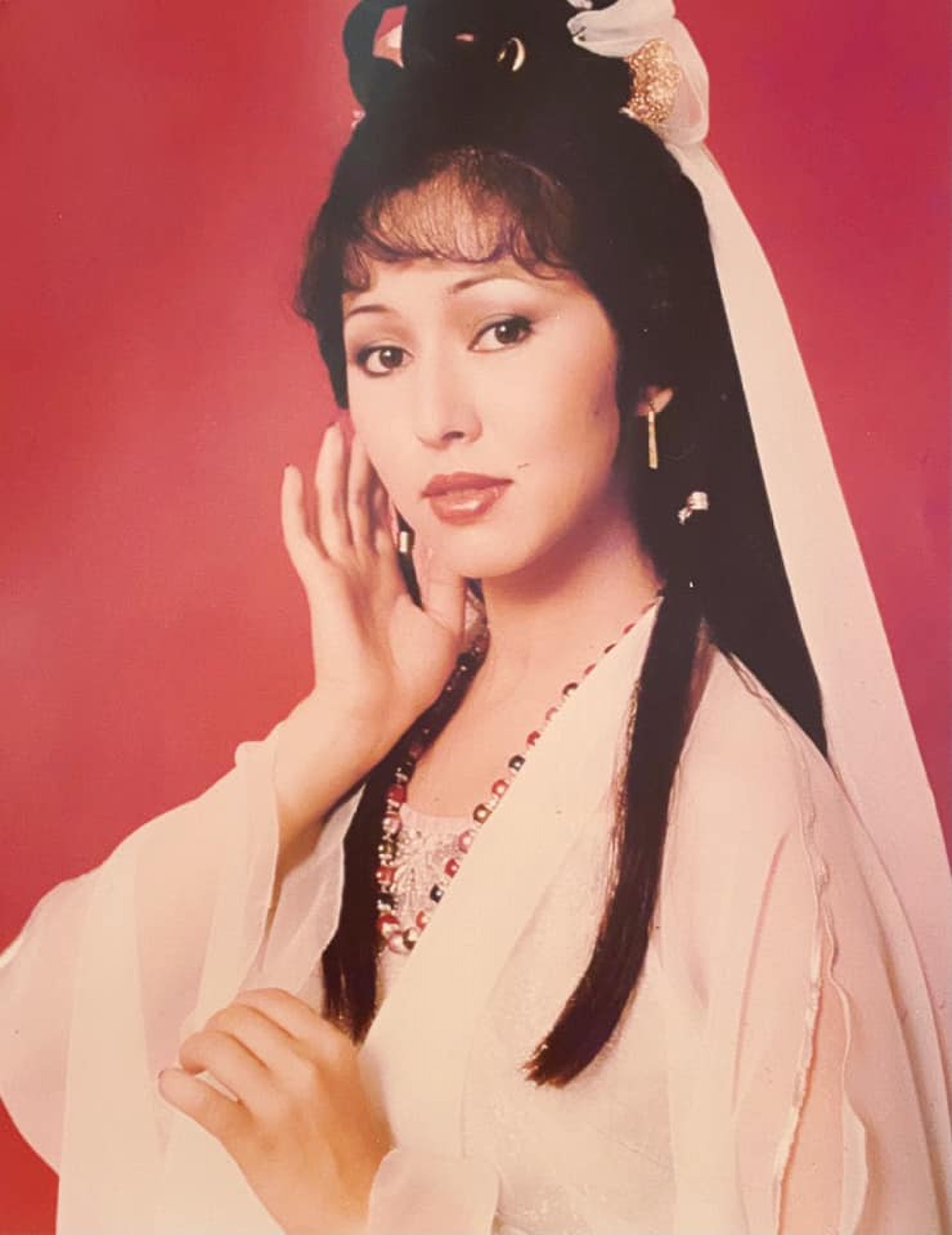 直到50歲，長居在外國的母親突然主動和她相認。