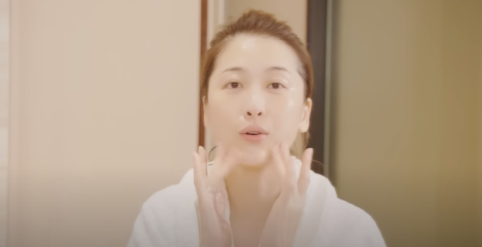 再使用肌底精華素輕拍上臉,加快肌膚吸收,最後再搽上保濕精華液,達到深層保濕的功效。