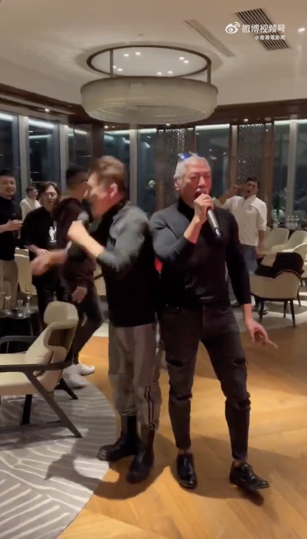 與阮兆祥十分投入地唱著林子祥的經典歌曲《成吉思汗》