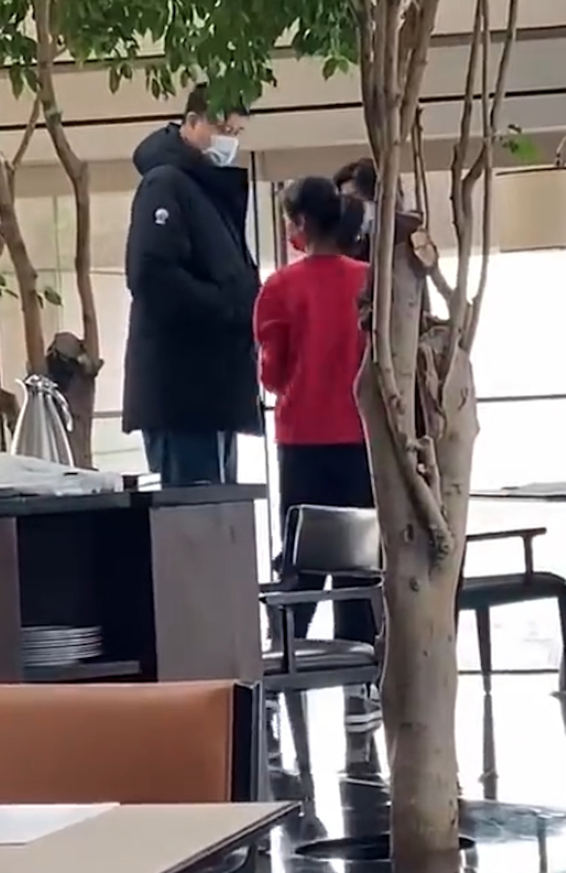 有網民野生捕獲姚明一家三口,發現12歲女兒姚沁蕾身高追平193cm媽媽!