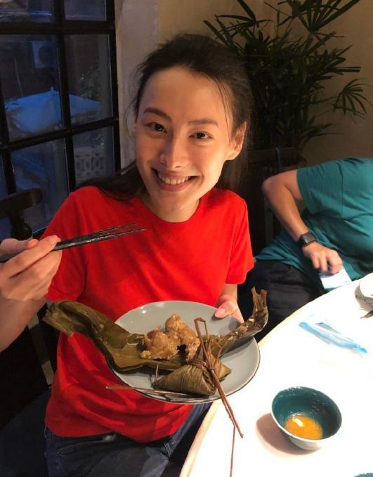 信佛之後,梁洛施無論在心態上或者外貌上都發生相當大的變