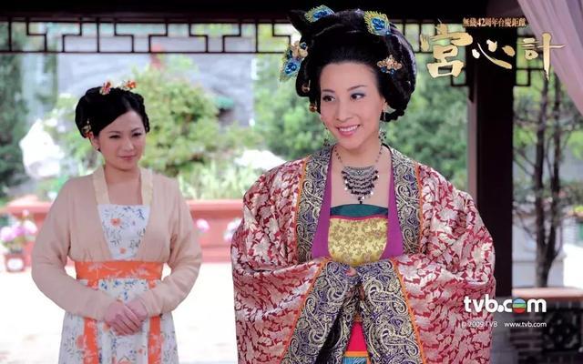 除了經典處境劇外,她也演過不少深入人心的角色,例如《宮心計》裏的萬夫人。