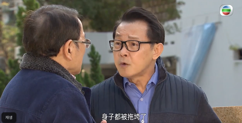 李岡生於50年代香港,父親為工人階級,母親為清潔工,家中有八個兄弟姐妹,一家人本來住在鐵皮屋,但一場大火將屋子燒毀,導致他們被安置去住臨時石屋。