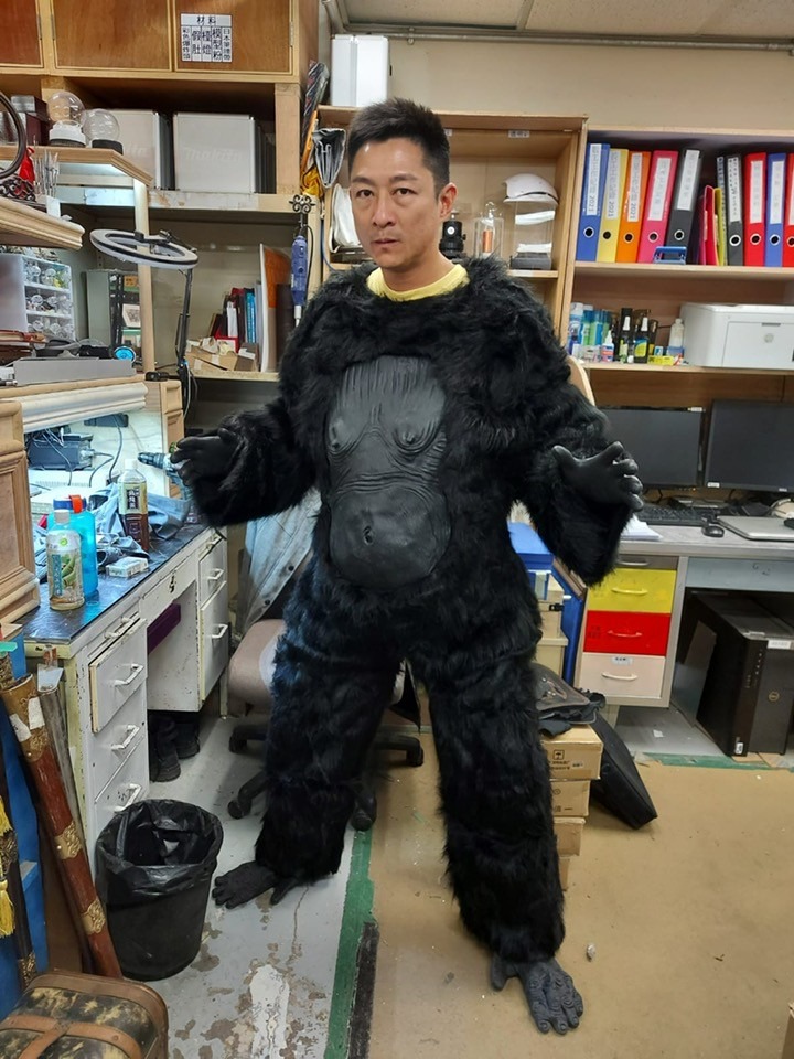 每次拍攝完他都熱得汗流浹背,更試過焗到差點暈倒。