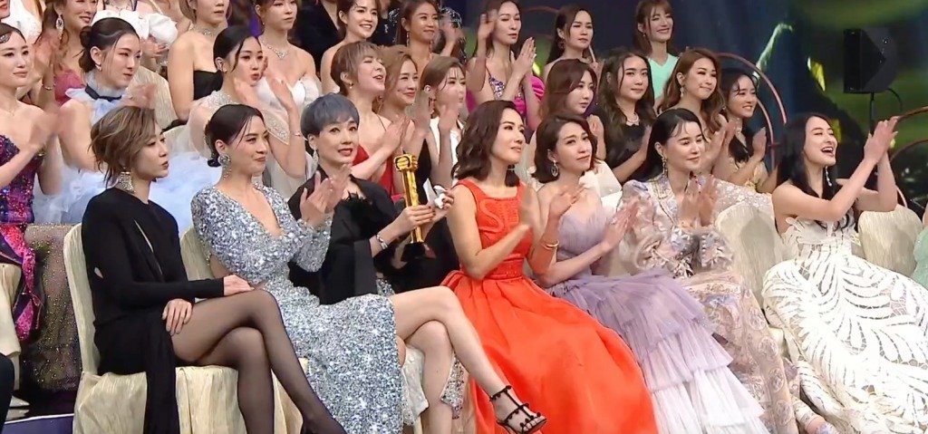 當宣佈周嘉洛得獎時，胡定欣疑似黑面。