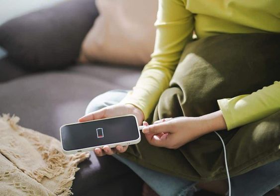 iPhone慳電技巧五、開啟「深色模式」 夜間深色模式