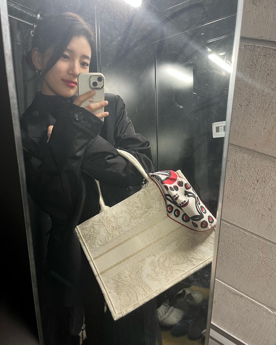 創意總監Maria Grazia Chiuri為了向1967年原創的Oblique帆布致敬之作。