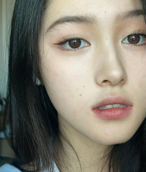 三、眼影取代眼線筆不溶妝