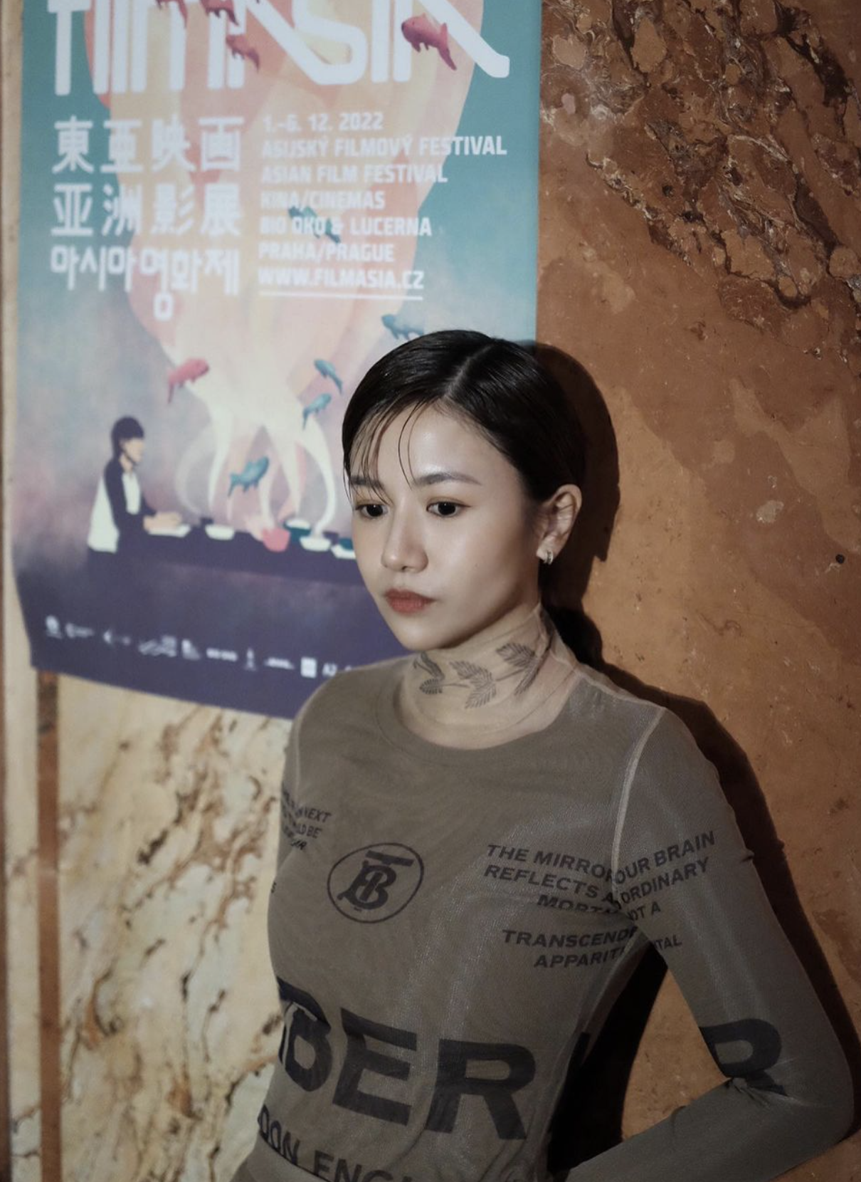 現年29歲的楊偲泳在2015年因拍攝JW的《矛盾一生》MV而最為人印象深刻