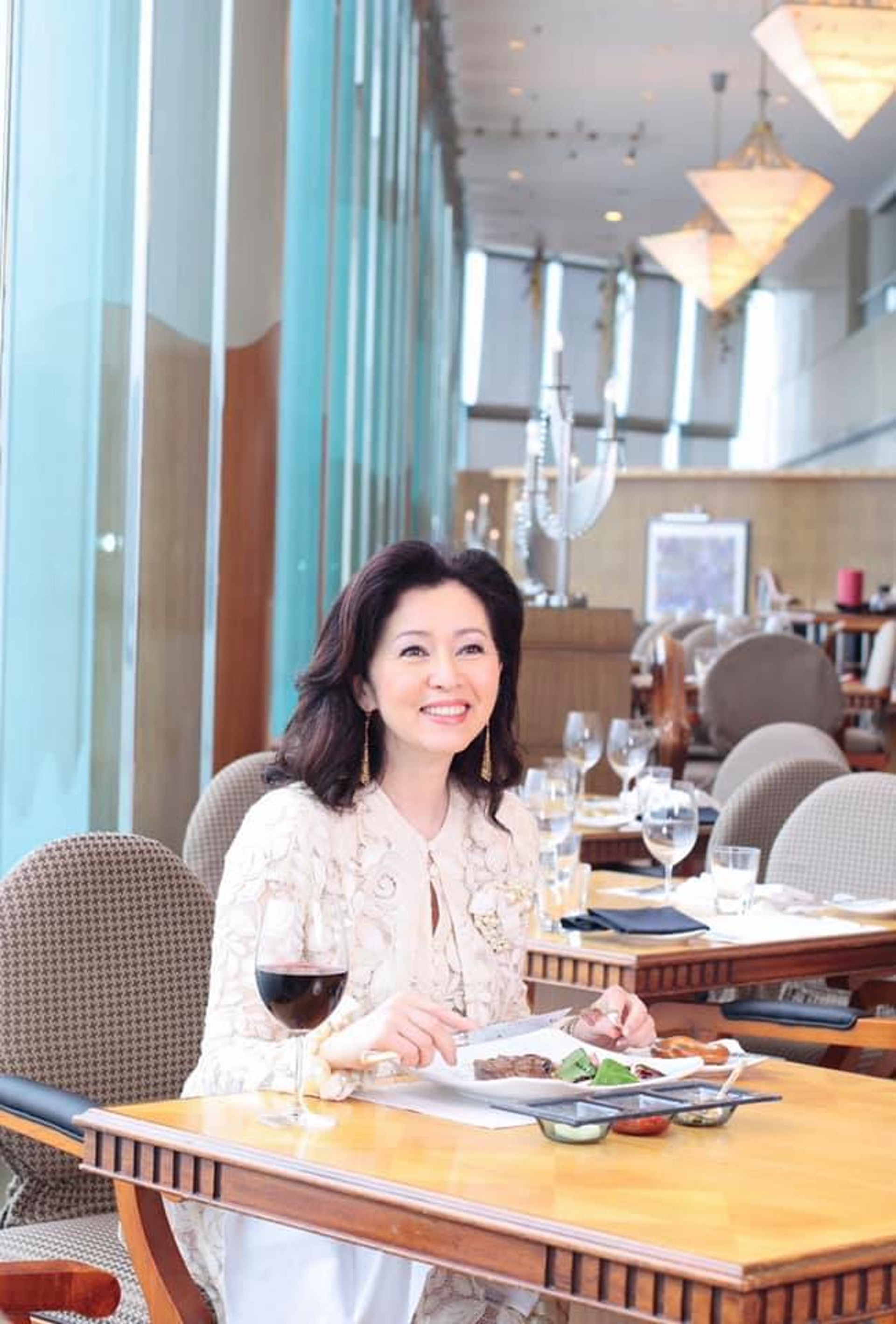 張瑪莉雖然再婚變成余太太，但她依然念舊情。