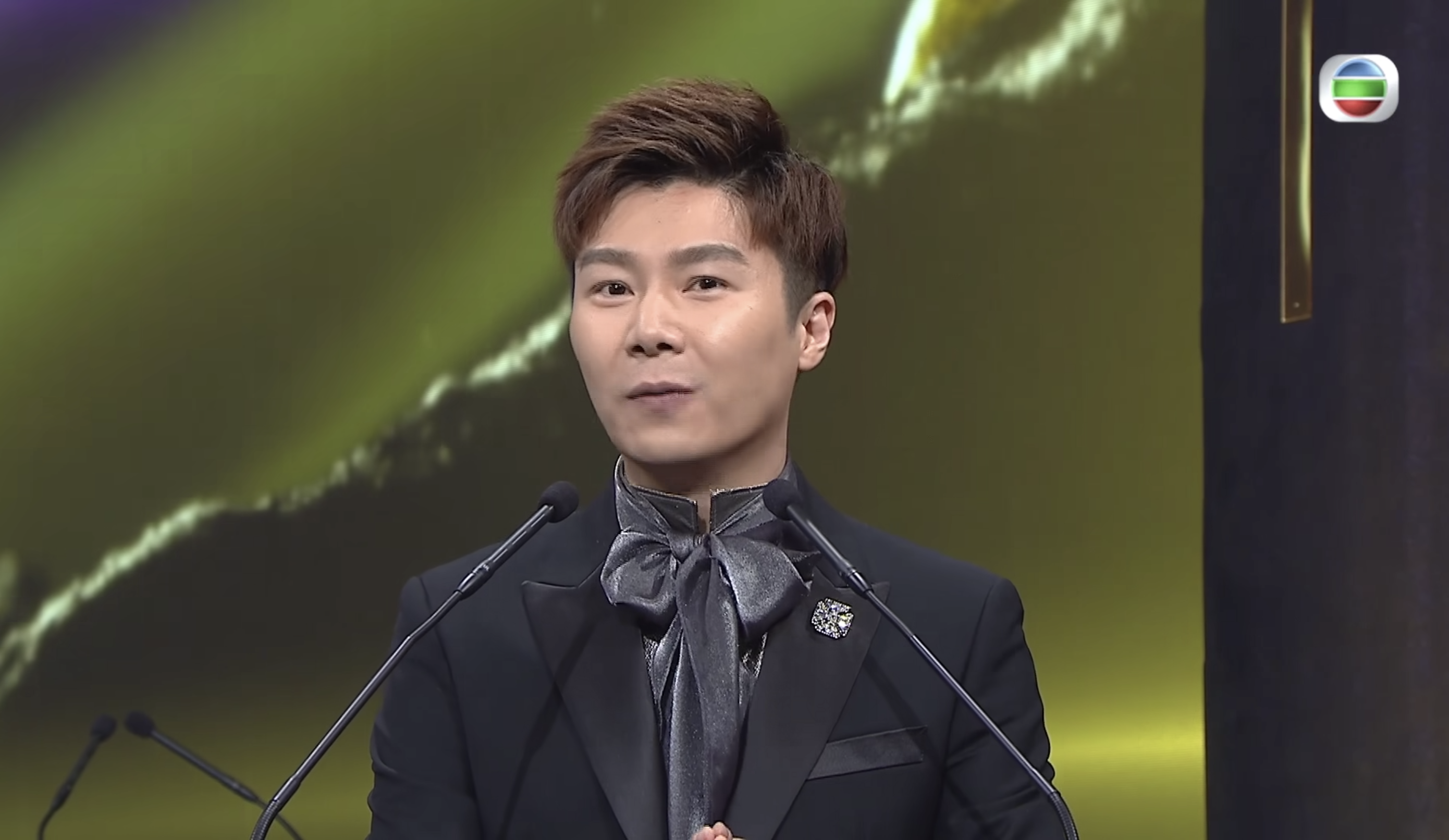 今年萬千星輝頒獎典禮由TVB娛樂新聞台的男主持周奕瑋獨擔大旗做主持。