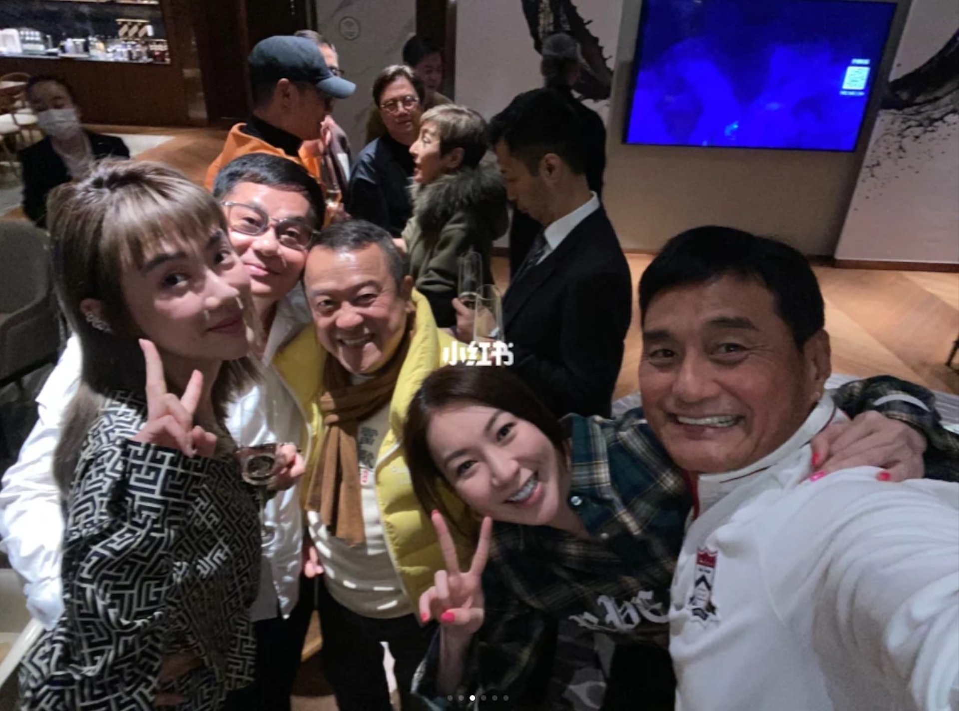 近日莊鍶敏相約曾志偉、苗僑偉(三哥)、「烏鴉哥」張耀揚、阮兆祥、吳啟華等人食飯。