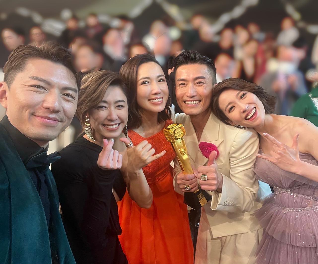 胡定欣分享與李施嬅、姚子羚、陳山聰及袁偉豪的合照,留言祝賀好友成為視帝。